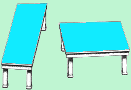 Aussi incroyable que cela puisse paraitre, les plateaux bleus des deux tables sont identiques